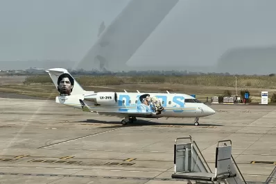 El Tango D10S, el avión que homenajea a Diego Maradona, aterrizó en Tucumán