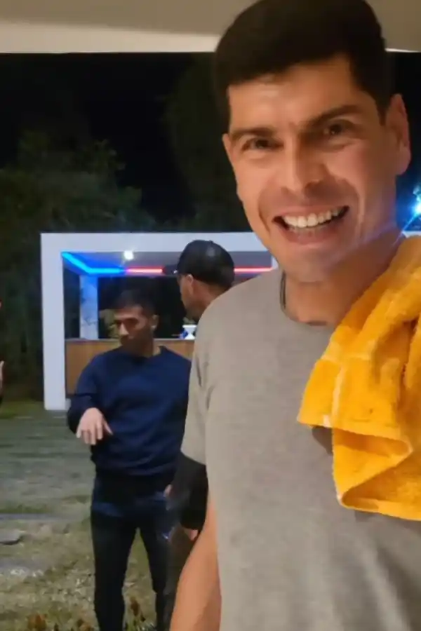 Lampe y sus compañeros de fondo.