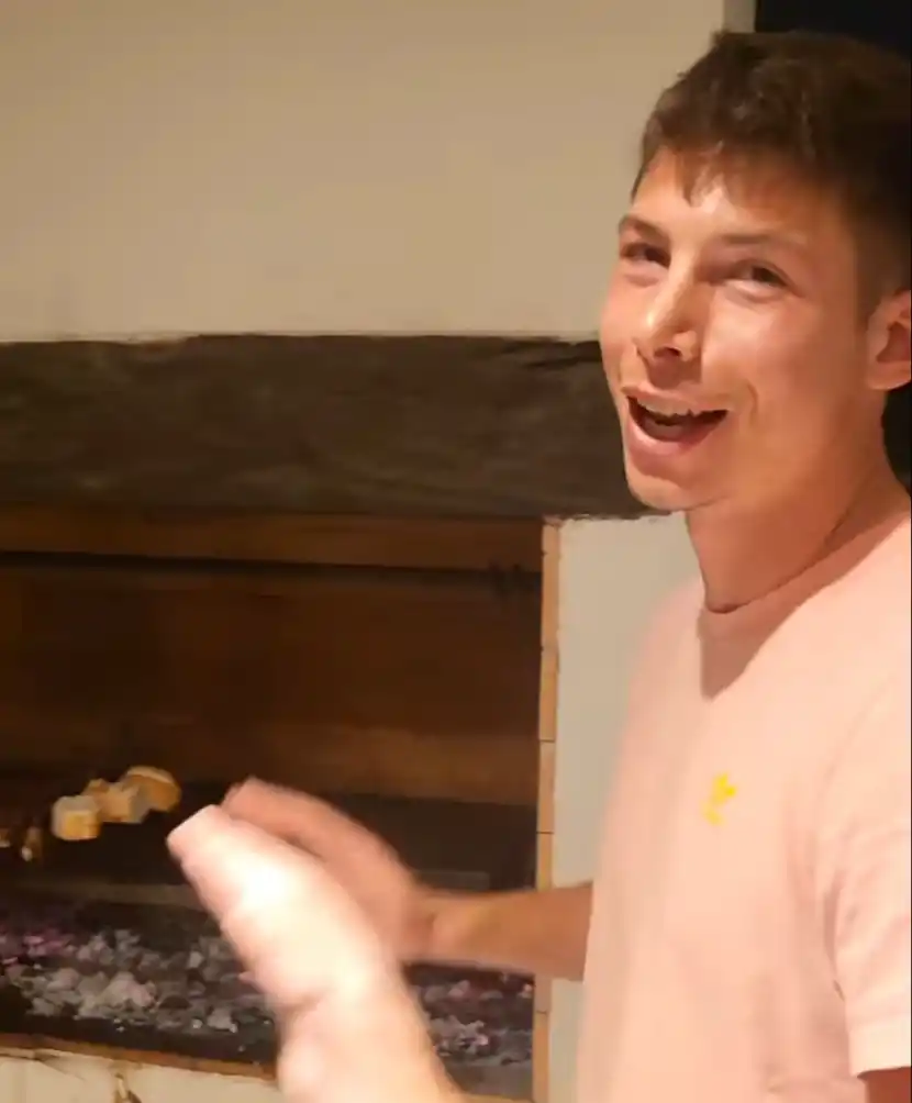 Capasso, ayudando a custodiar la parrilla de Lampe.