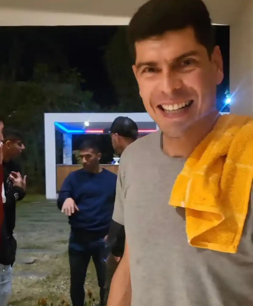 Lampe y sus compañeros de fondo.