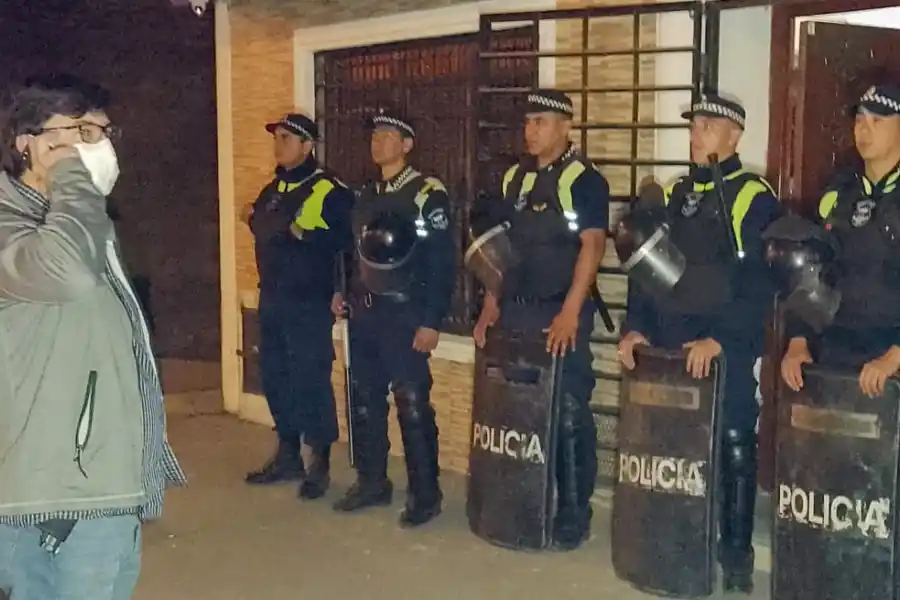 Golpe al narcomenudeo en La Costanera: Secuestran más de tres kilos de cocaína que estaban escondidos en paredes