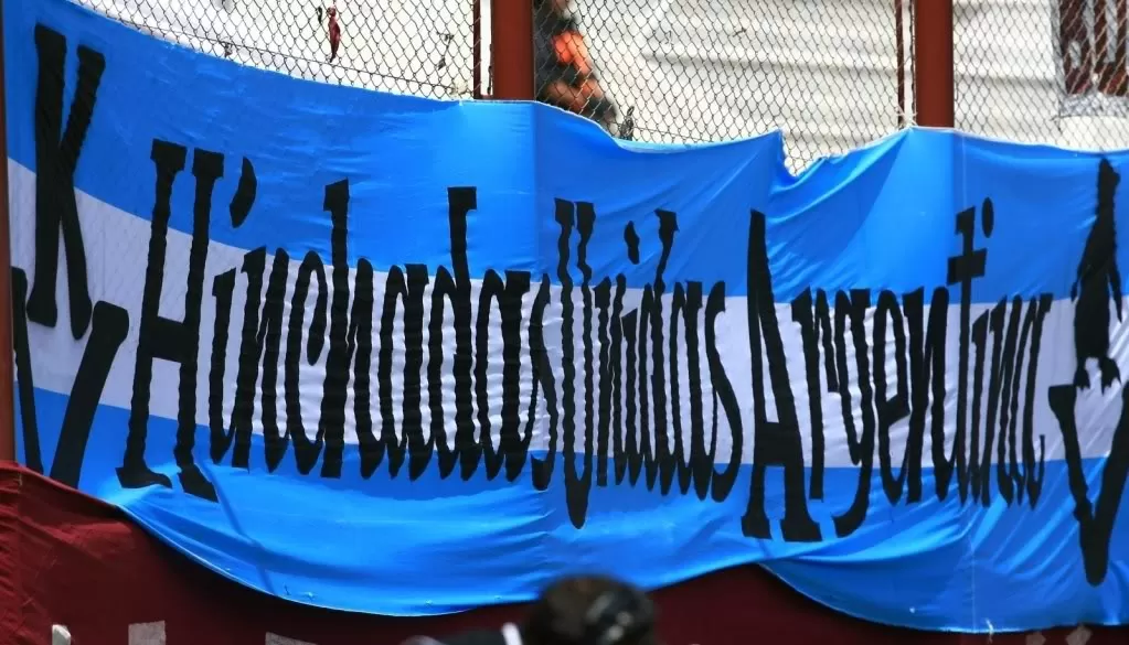 HISTÓRICO. Una bandera del grupo Hinchadas Unidas Argentinas.