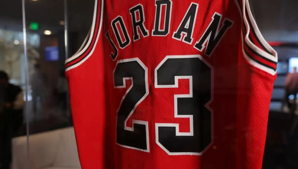 NUEVO RÉCORD. La prenda fue usada por Michael Jordan en el primer partido de las finales de la NBA en 1998.