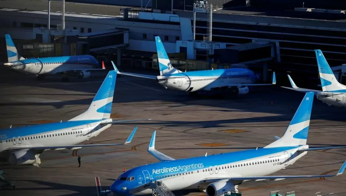RETENIDO EN AEROPARQUE. El avión de Aerolíneas Argentina es inspeccionado en uno de los hangares del aeropuerto metropolitano de la Ciudad de Buenos Aires. 