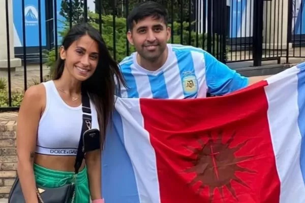 Fue a la residencia de Lionel Messi en París, llamó y lo atendió Antonela Roccuzzo: “gracias por tu humildad”