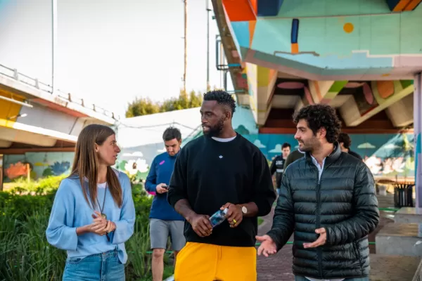El capitán del seleccionado de rugby de Sudáfrica visitó el Barrio Mugica en Buenos Aires