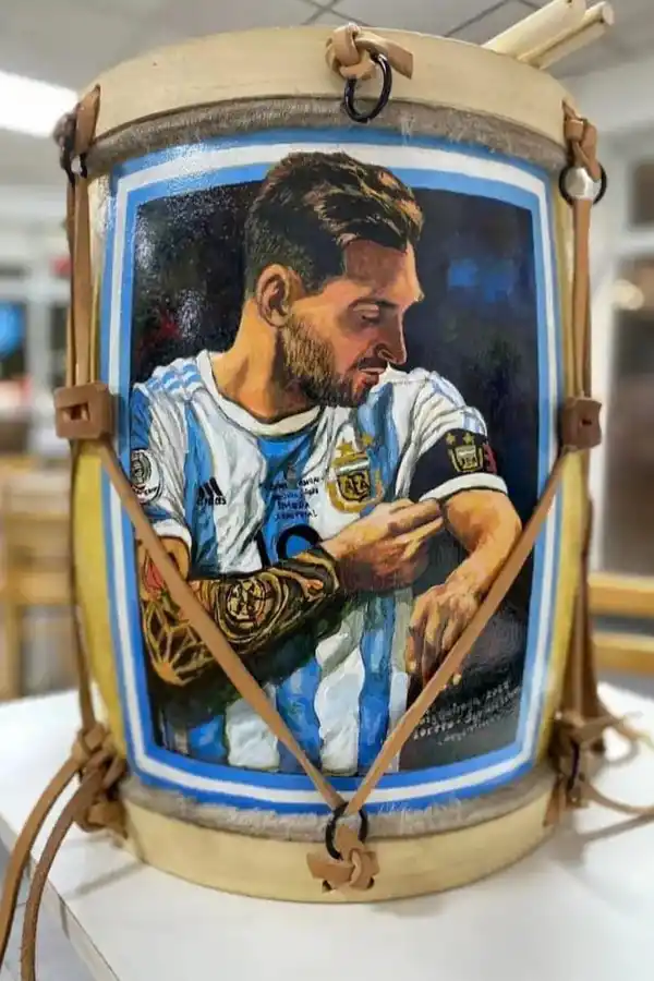 Fue a la residencia de Lionel Messi en París, llamó y lo atendió Antonela Roccuzzo: “gracias por tu humildad”