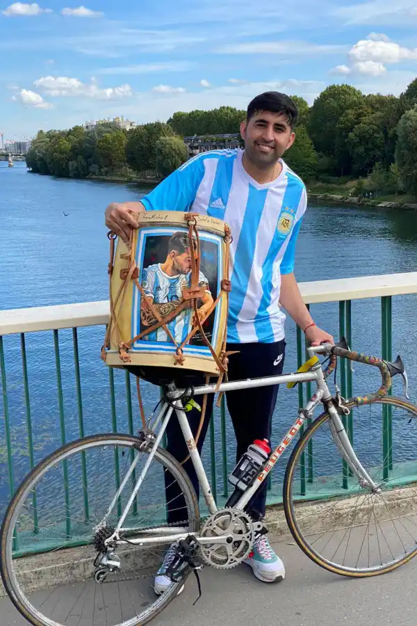 Matías Rojas junto al bombo que le regaló a Messi.