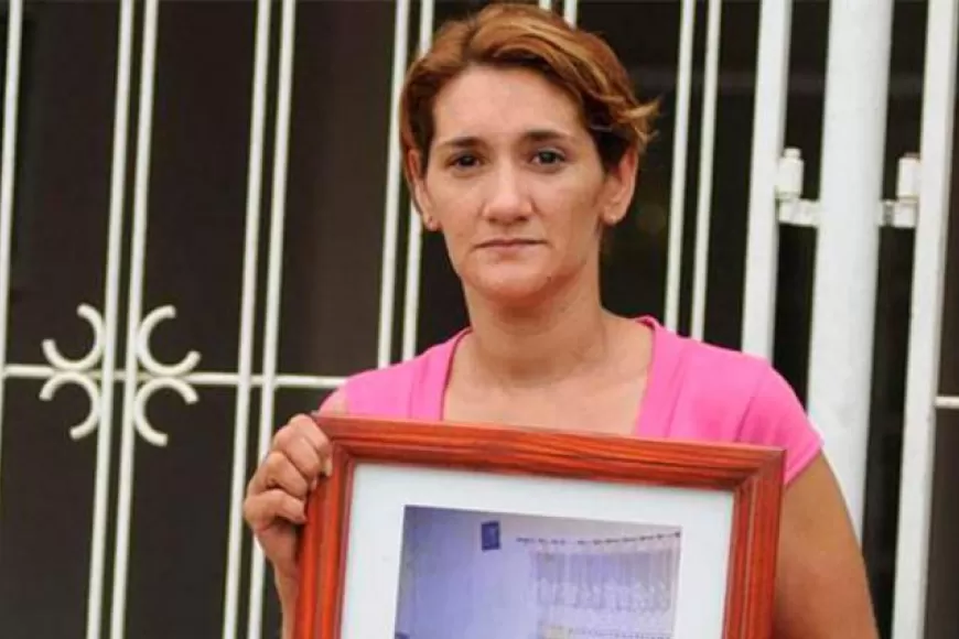 Alejandra Sucre, la mamá de Luis Caro, con una fotografía suya.