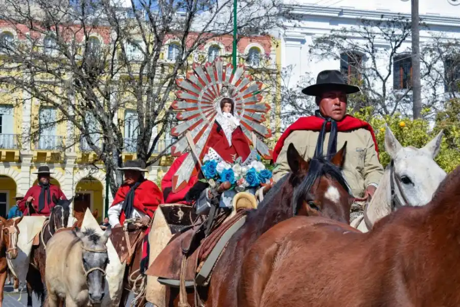 PEREGRINOS. Recorren grandes distancias a pie, en bici o a caballo. 