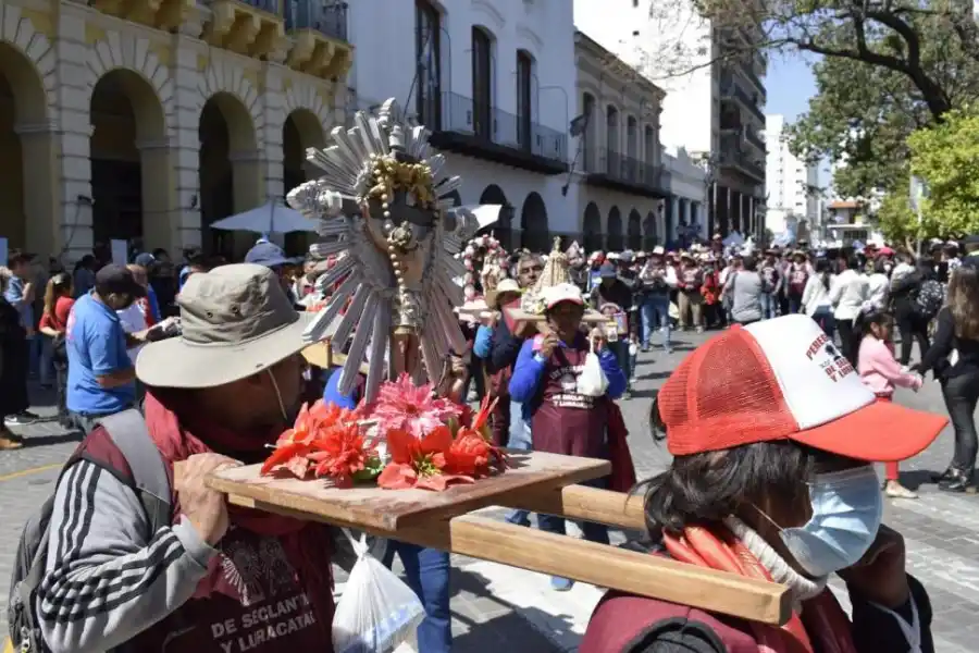 FE INQUEBRANTABLE. Fieles transportan una imagen del Señor.