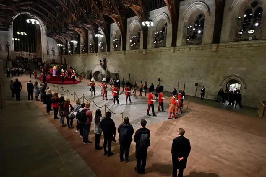 Video: un guardia se desmayó frente al féretro de la reina Isabel II