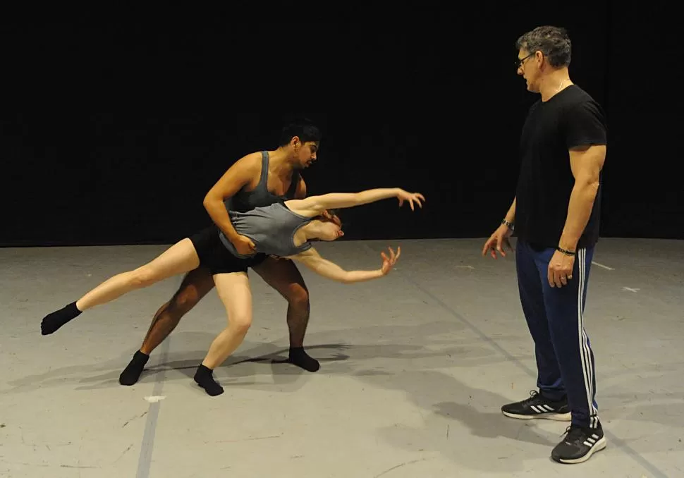 EN PLENO ENSAYO. El maestro Amarante instruyendo a los bailarines, en uno de tantos momentos preliminares. LA GACETA / foto de antonio ferroni 