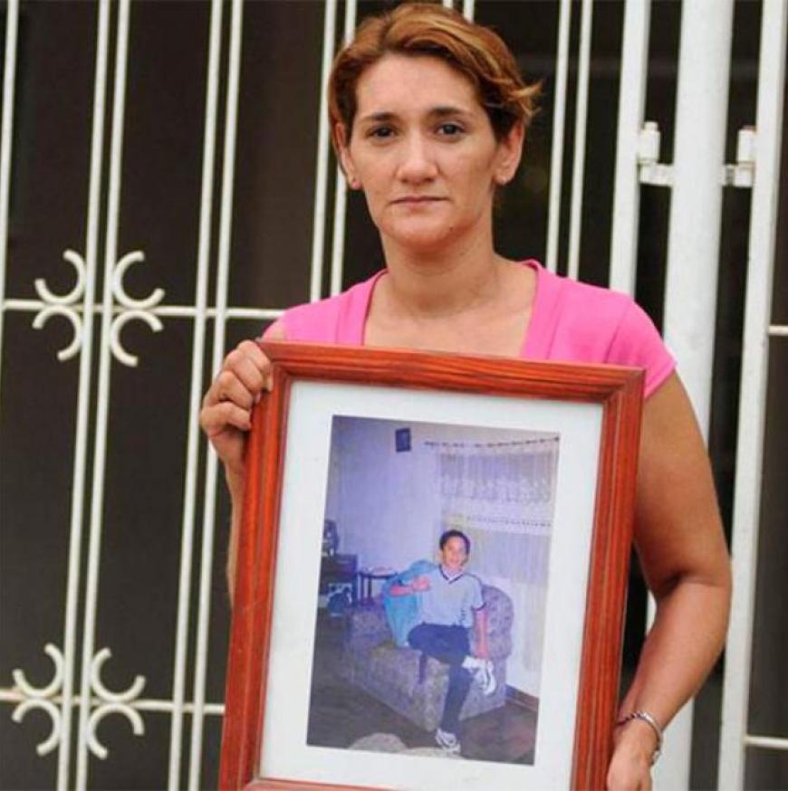 Alejandra Sucre, la mamá de Luis Caro, con una fotografía suya.