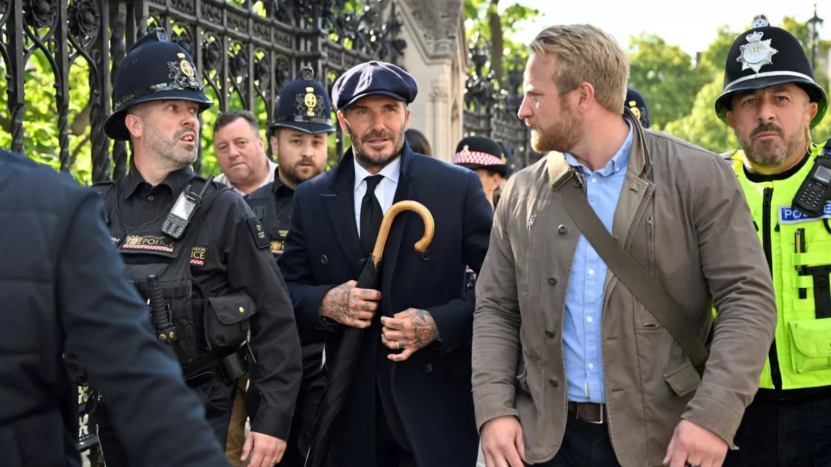 David Beckham, conmovido hasta las lágrimas, esperó 12 horas en fila para despedir a Isabel II. AFP