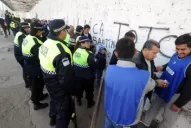 Atlético Tucumán: hinchas filmaron y fotografiaron incidentes con la Policía antes del partido ante Talleres