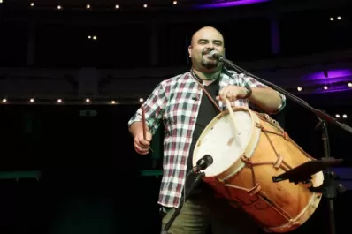 Un romántico Poly Argañaraz presenta “A flor de piel”