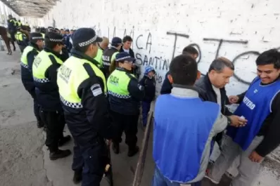 Atlético Tucumán: hinchas filmaron y fotografiaron incidentes con la Policía antes del partido ante Talleres