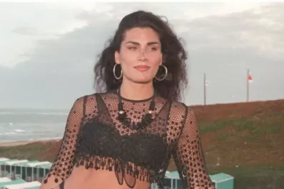 Buscan a la doble de Cris Miró para una biopic de la primera vedette trans de la Argentina