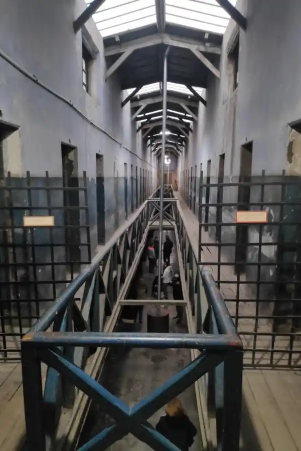 A CIELO ABIERTO. La parte superior del pabellón está cerrada, la madera del piso tiene décadas.