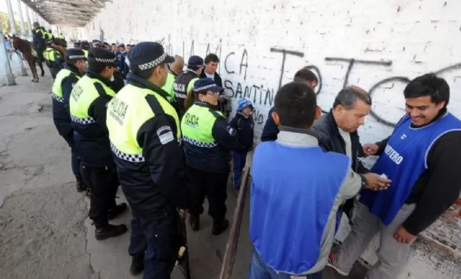 Atlético Tucumán: hinchas filmaron y fotografiaron incidentes con la Policía antes del partido ante Talleres