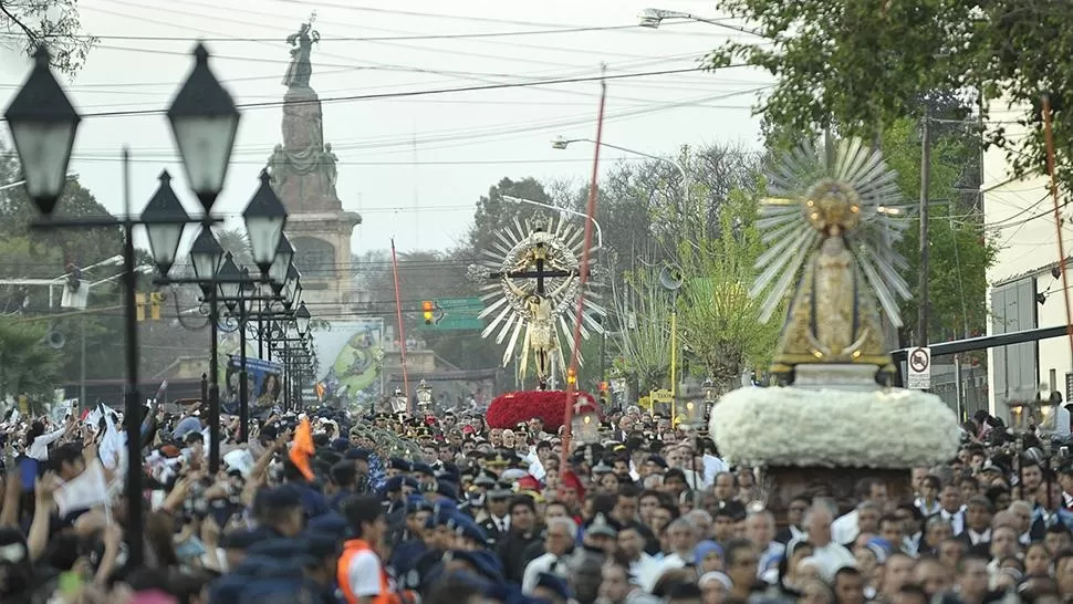  SALTA RENOVÓ SU FE. Después de dos años se pudo realizar nuevamente la procesión al Señor y la Virgen del Milagro en Salta.  fotos de paula barbaran