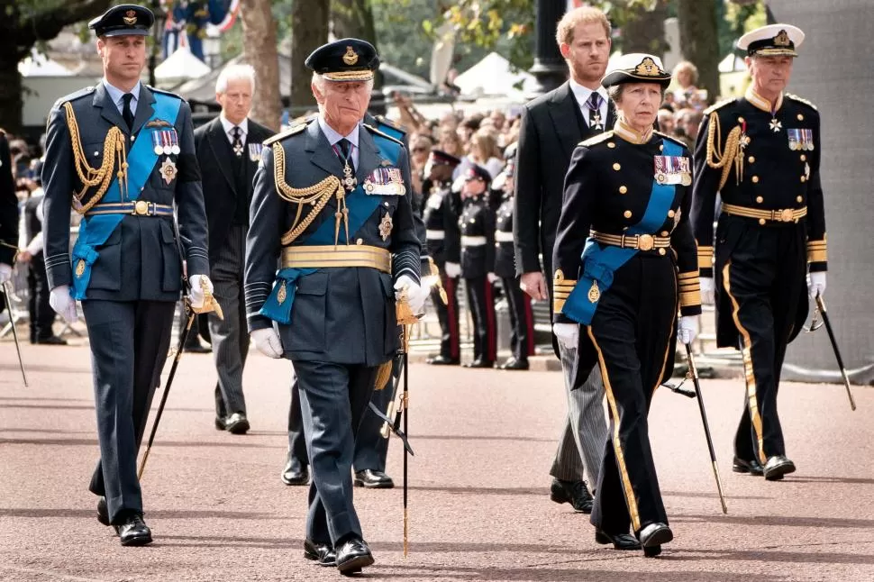 FAMILIA REAL. El príncipe William de Gales, el rey Carlos, el duque Harry de Sussex y la princesa Ana.  