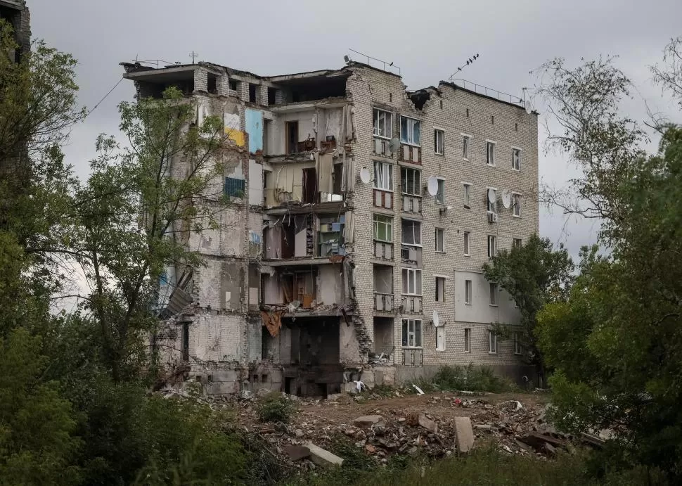 DESTRUCCIÓN. La recuperada ciudad de Izium muestra las cicatrices de los bombardeos y los tanques rusos.  reuters
