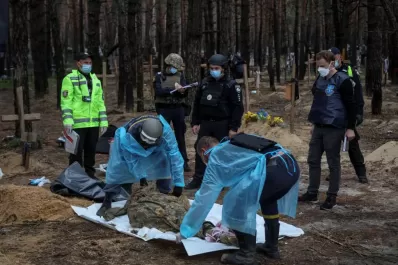 Horror ante las imágenes de fosas comunes en Izium