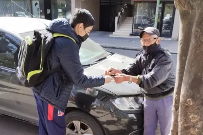 Un desayuno para todos: la iniciativa de alumnos tucumanos para ayudar a personas mayores