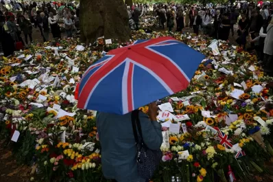 Una cola de 14 horas en Londres para despedir a Isabel II en la capilla ardiente