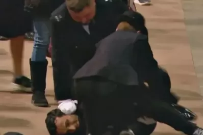 Video: un hombre se arrojó sobre el ataúd de la reina Isabel II y fue detenido