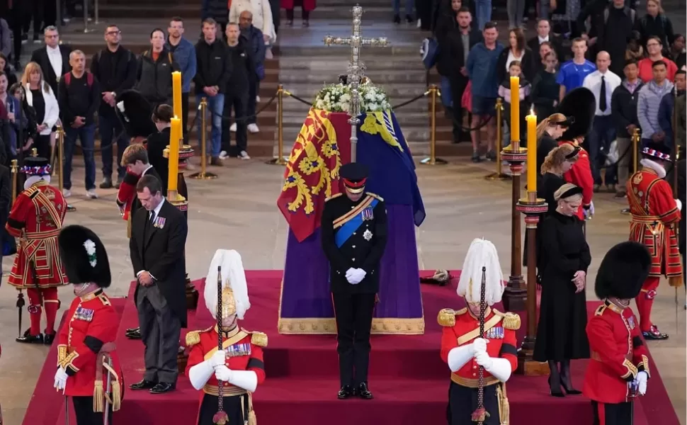 El funeral de la reina Isabel: cuáles son los ocho nietos que participaron de la vigilia