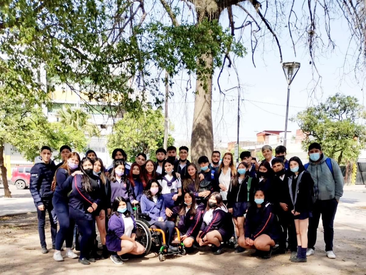 Un desayuno para todos: la iniciativa de alumnos tucumanos para ayudar a personas mayores