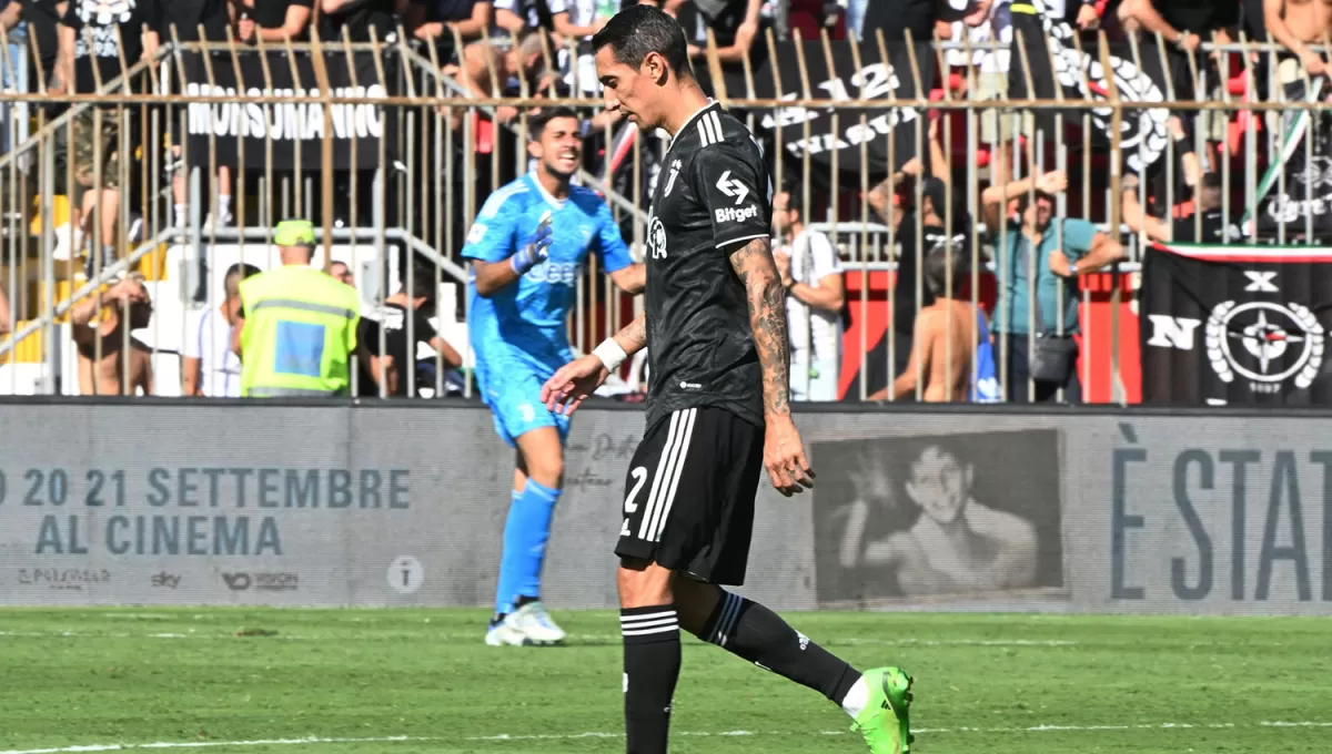AFUERA. Di María vio la roja a los 39 minutos del partido entre Juventus y Monza.