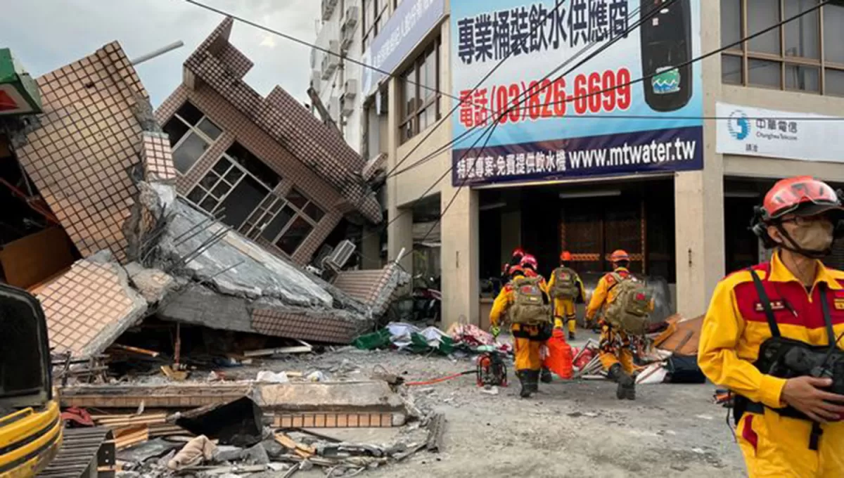 DERRUMBE EN YULI. Un edificio se desplomó debido al terremoto en la isla de Taiwán.