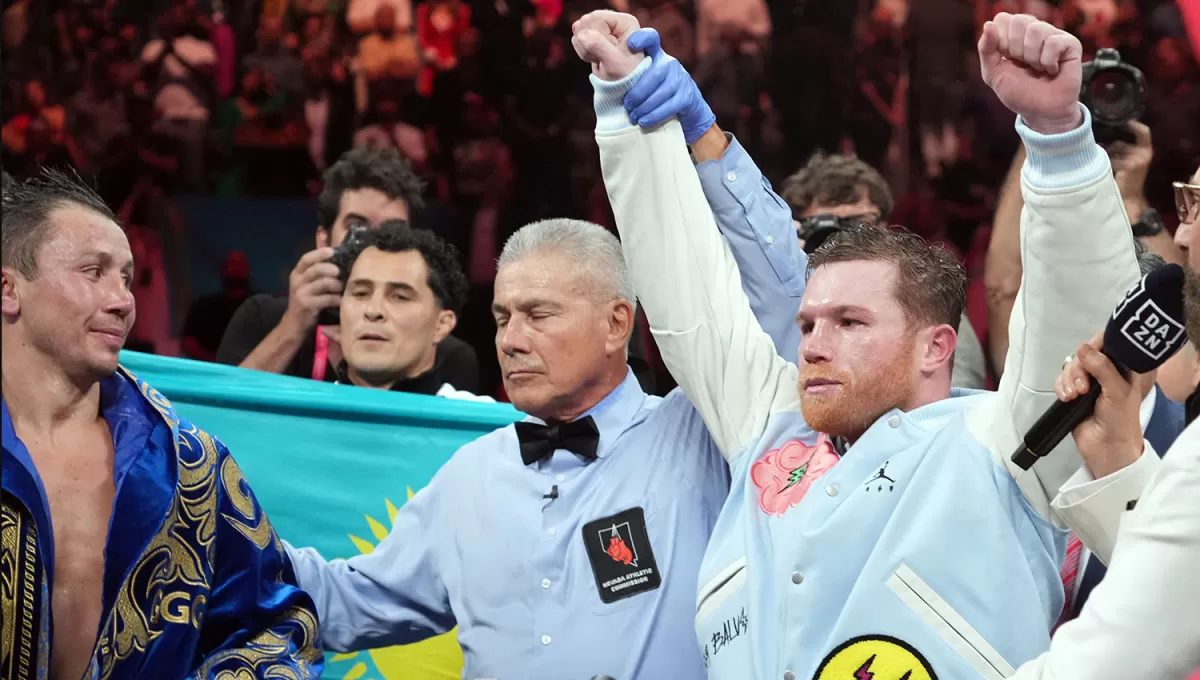 MANOS ARRIBA. El mexicano Canelo Álvarez mostró su mejor repertorio durante los primeros ocho rounds de la pelea. 