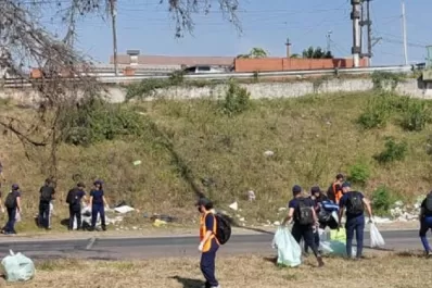 Aspirantes de la Policía realizaron la limpieza en el acceso norte a la provincia y El Cadillal