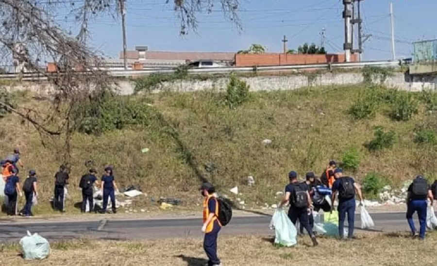 Aspirantes de la Policía realizaron la limpieza en el acceso norte a la provincia y El Cadillal