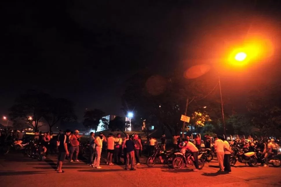 LOS PRIMEROS PASOS. Decenas de integrantes de la fuerza se congregaron en la subjefatura en el inicio de la huelga que generó los saqueos. 