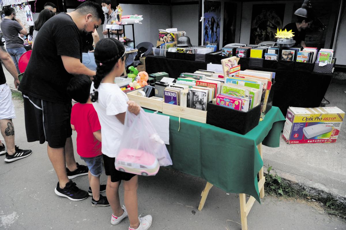 RETRO. Los visitantes podían comprar libros, pero también videocasetes y películas antiguas. Los productos analógicos fueron furor.