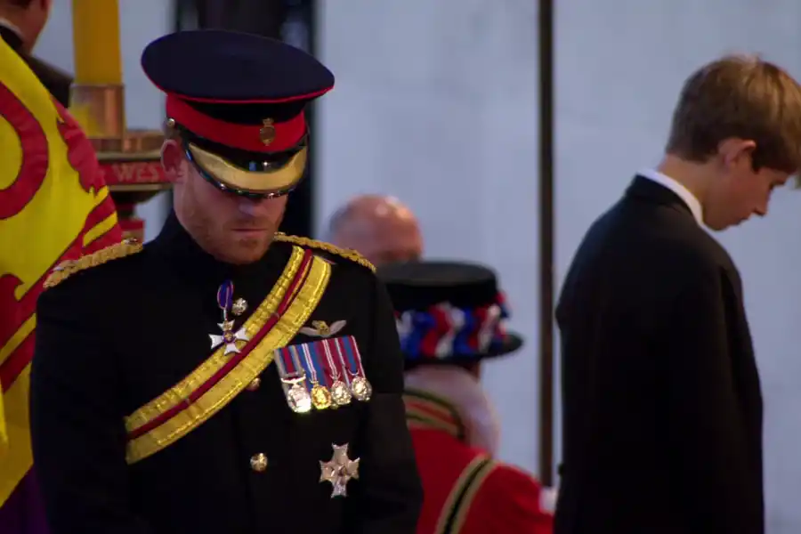 Harry durante la vigilia en honor a la reina Isabel II