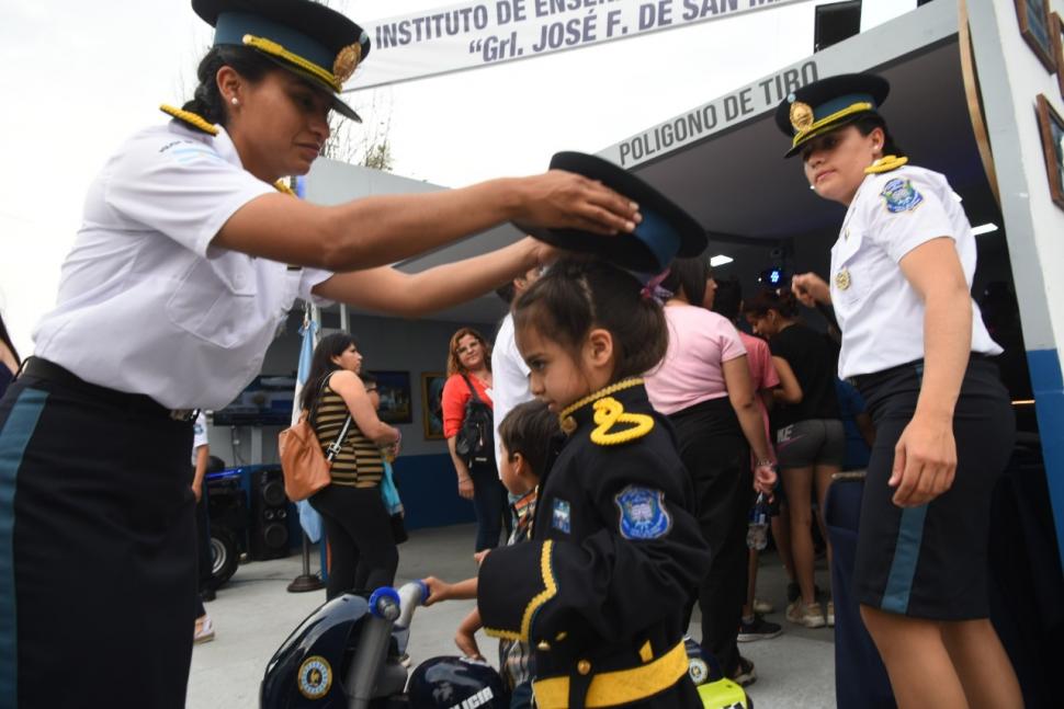 En el stand del Instituto de Enseñanza Superior de Policía, los niños pueden probarse la ropa de policía