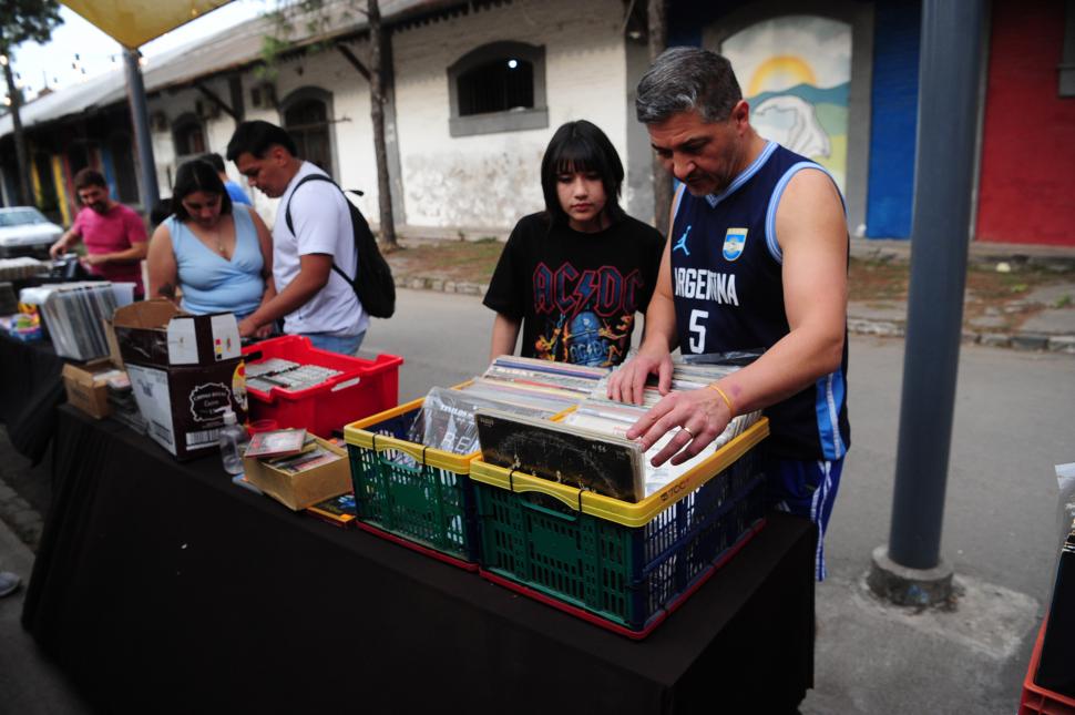 A BUSCAR. Los puestos de venta de vinilos fueron muy concurridos.  