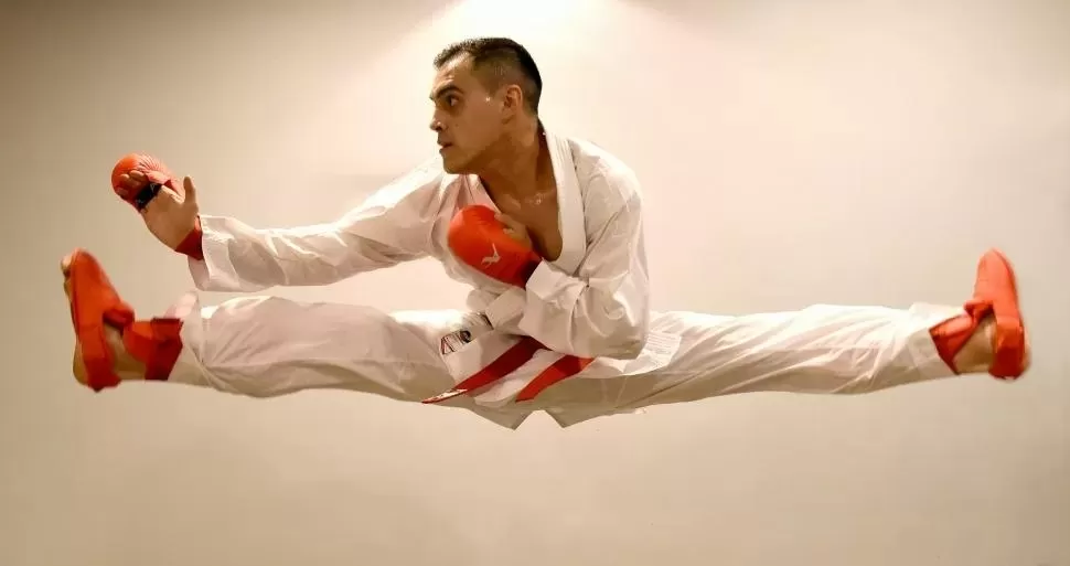 DESTREZA. Durante la semana en la Villa Olímpica, Navarro estará más centrado en escuchar y llenarse de conocimientos más que en mostrar sus dotes de karateca.  