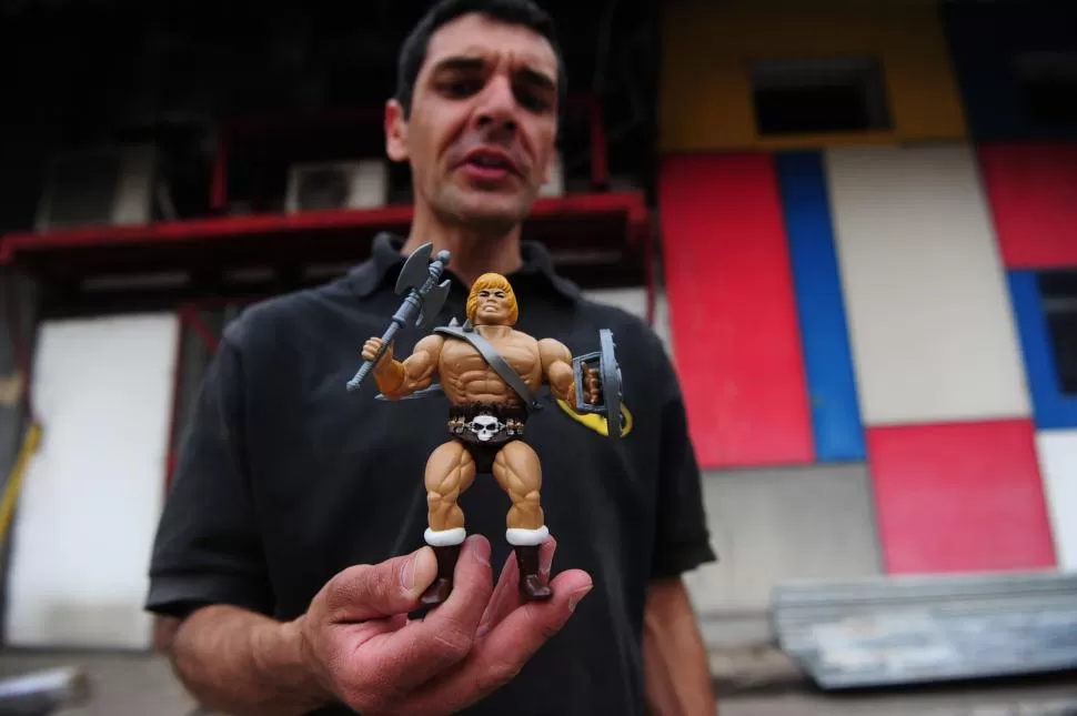 NUEVITO. Omar Escudero se dedica a refaccionar figuras. En la foto, sostiene un He-Man que restauró: lo pintó, le achicó los brazos y le agrandó las piernas.  