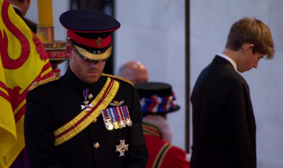 Harry durante la vigilia en honor a la reina Isabel II