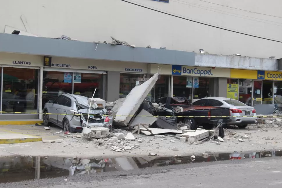 DESTROZOS. El sismo causó daños y un muerto en Manzanillo.  