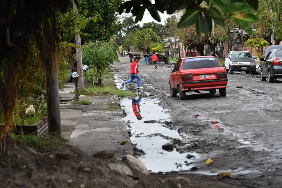 SISTEMA COLAPSADO. La denuncia comenzó por los efluentes cloacales y siguió con la mala potabilización del agua en el barrio Las Rosas. 