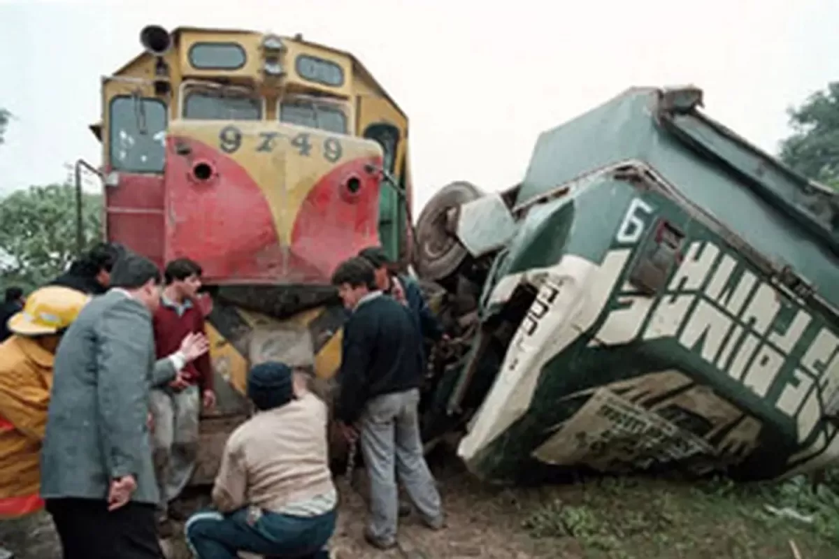 EN 1999. Seis muertos y 32 heridos al chocar un tren con un colectivo.